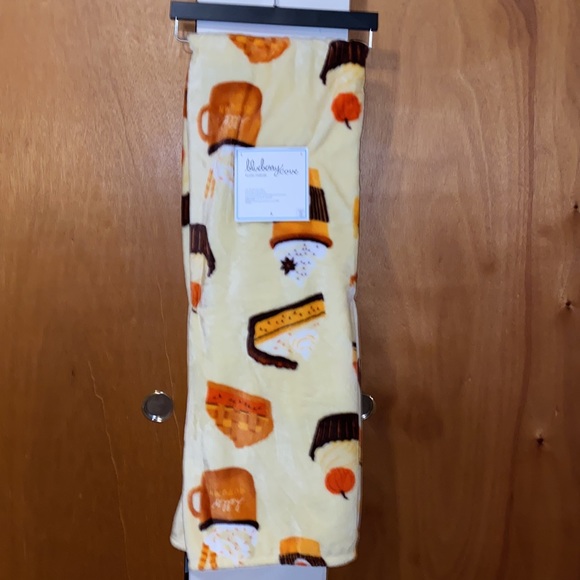 🧁 ☕️ 🥧 NWT Coffee, Pie & Cupcake Oversized Throw Blanket - Picture 4 of 5